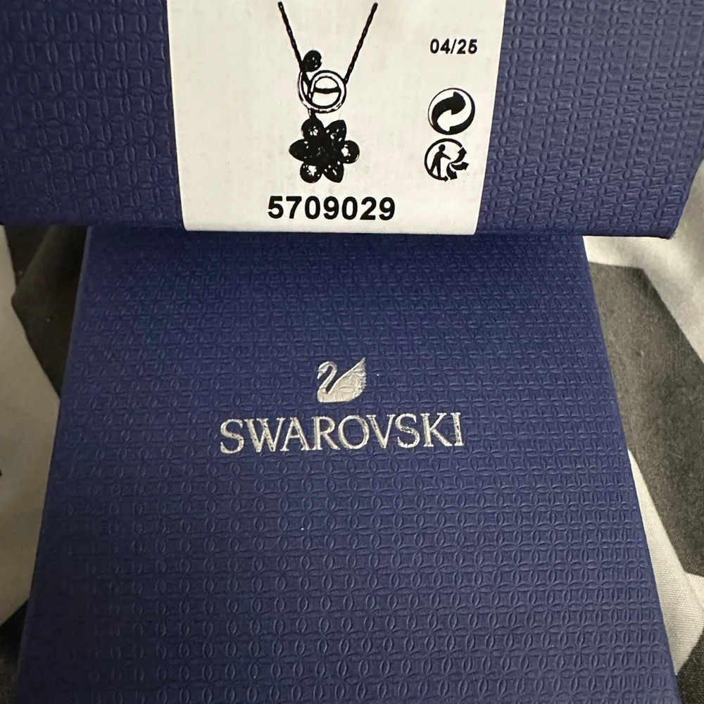 Swarovski Idyllia pendant Mixed cuts, Flower, Blue, Gold-tone plated NEW in box - Picture 6 of 9